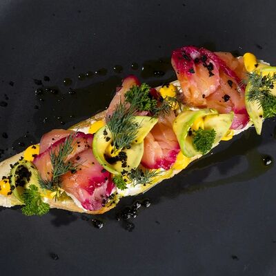 Брускетта на фермерском хлебе с лососем и авокадо в Фореста Фестиваль Парк по цене 450 ₽