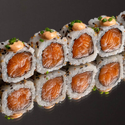 Ролл из лосося с соусом Спайси в Takumi Sushi по цене 79000 сум