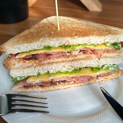 Сэндвич с беконом и вялеными томатами в Сторис по цене 250 ₽