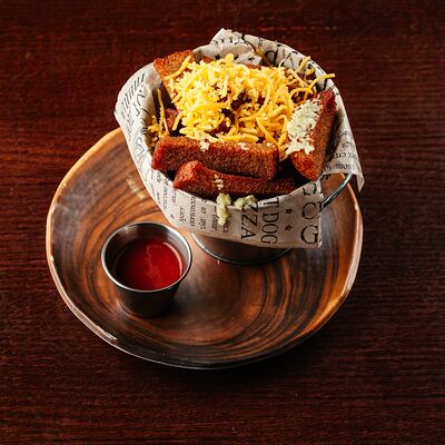 Гренки с чесноком и сыром в Паб старый чемодан по цене 300 ₽