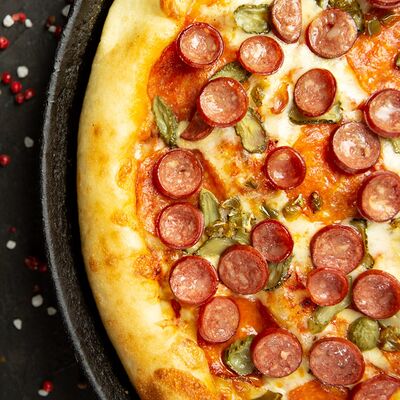 Пицца Охотничья острая в СВОЯ КУХНЯ по цене 988 ₽