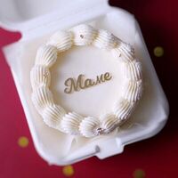 Бенто-торт маме белый с рюшами и топером в Miracle bakery