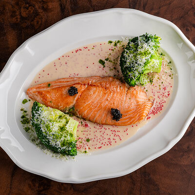 Мурманский лосось с брокколи в икорном соусе в Чочо по цене 1900 ₽