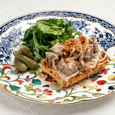 Бефстроганов на картофельной вафле с корнишонами в Florinskiy bistro по цене 1090 ₽
