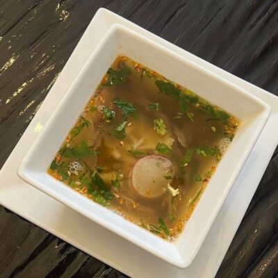 Бульон мясной с лапшой, соусами, говядиной в Длинный нос по цене 200 ₽