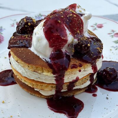 Панкейки с фисташковым кремом и ежевичным соусом в ROMO по цене 780 ₽