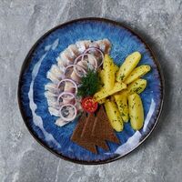 Сельдь с картофелем в Mishka Bar