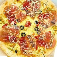 Пицца с сыровяленым окороком и сливочным соусом Песто L в Pizzaiolo