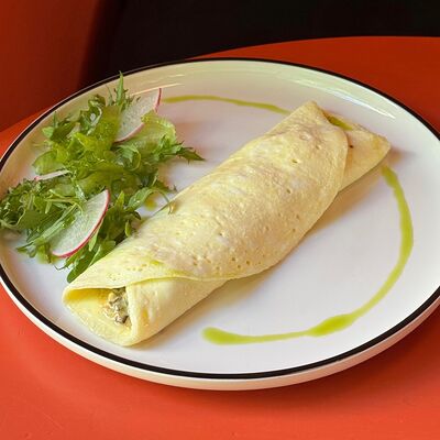 Омлет с цыпленком и сливочно-грибном соусе в Muus по цене 485 ₽