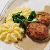 Мясные котлеты с картофельным кремом, грибным соусом и шпинатом в Villa Delice по цене 530