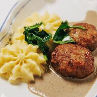 Мясные котлеты с картофельным кремом, грибным соусом и шпинатом в Villa Delice