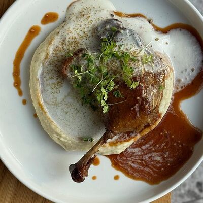 Утиная ножка с трюфельным пюре, муссом из пармезана и соусом жюс в Camon Cafe по цене 830 ₽