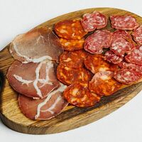 Тарелка испанских колбас в El Asador