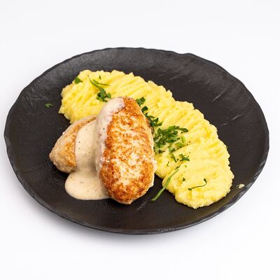 Бабушкины котлеты в сливочном соусе с картофельным пюре в IPPIN - Fusion Panasia по цене 335 ₽