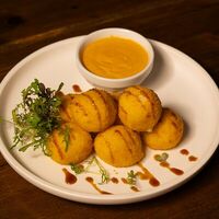 Картофельные крокеты с копчёной неркой и соусом Том Ям в Серебряная Fabrika