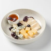 Сыр, винoград и мед в Kiss