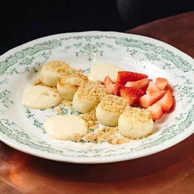 Мини-сырники с заварным кремом и клубникой в Мона по цене 720 ₽