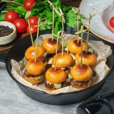 Мини-бургеры с огурчиком 8 шт. в Мируки & Итальяно по цене 620 ₽