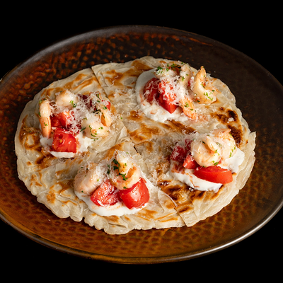 Лепешка с креветками, сырным соусом и томатами в Culture по цене 630 ₽