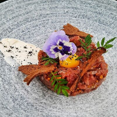 Тартар из говядины в Oysters по цене 550 ₽