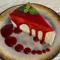 Чизкейк с малиновым соусом в Кафе Сирень
