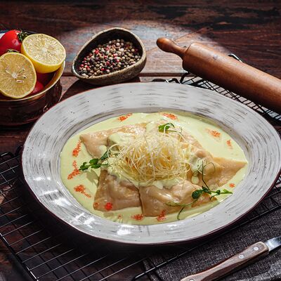 Равиоли с лососем и сыром маскарпонев Пельмения по цене 778 ₽