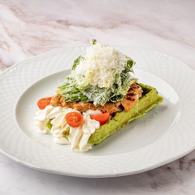 Шпинатная вафля с цыпленком и салатом в Кофейня Пенка по цене 480 ₽