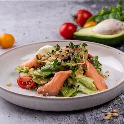 Салат с лососем в Refettorio по цене 680 ₽