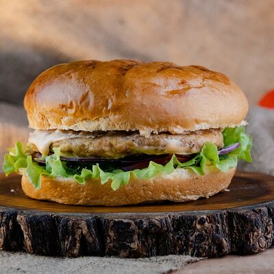 Бургер с куриной котлетой в Дача по цене 537 ₽