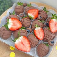 Клубника и голубика в бельгийском шоколаде Happy в MCakes - торты и десерты