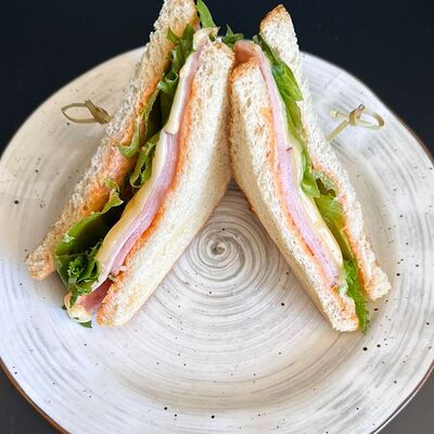 Сэндвич с ветчиной и сыром в Лепила мама по цене 350 ₽