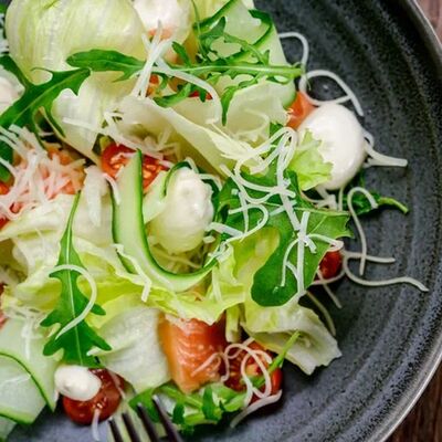 Зеленый салат с семгой в Urban по цене 490 ₽