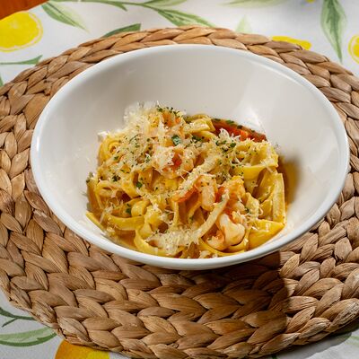 Фетучини с креветками и кальмаром в Моя Италия по цене 748 ₽