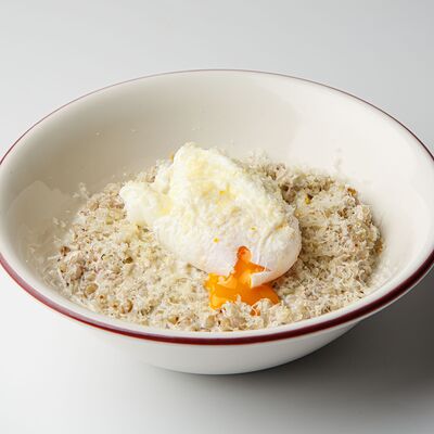 Зеленая гречка с яйцом пашот и пармезаномв Avo kitchen & bar по цене 590 ₽