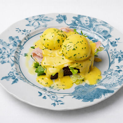 Бенедикт с прошутто котто в Mio Bistrot по цене 690 ₽