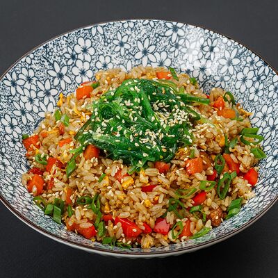 Жареный рис с овощами в ореховом соусе в ARIG по цене 630 ₽