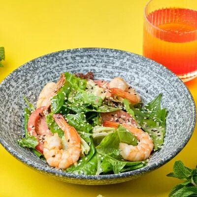 Салат с креветками и авокадо в Mesto Sushi & Grill по цене 540