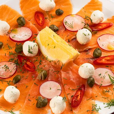 Фирменная закуска из лосося с творожным сыром в Три лося по цене 800 ₽