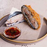 Онигири с тунцом в Kimchi Корейская уличная еда