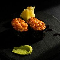 Гунканы с острым лососемв Cocos Lounge