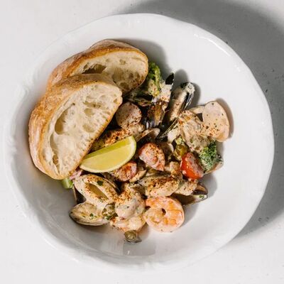 Соте с морепродуктами в сливочном соусе с каперсами в Эклерная по цене 1100 ₽