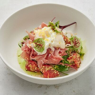 Салат с пармской ветчиной и страчателлойв Merzen по цене 590 ₽