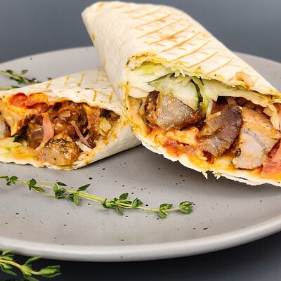 Шаурма XXXL с курицей в Мужчина готовит по цене 650 ₽