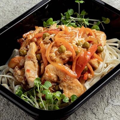 Вок с курицей в RoxКафе по цене 440 ₽