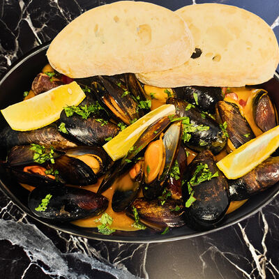 Мидии экстра в соусе том ям в Вкусноморье по цене 890 ₽