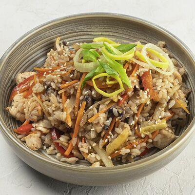 Рис с курицей и овощами в Кушай мясо по цене 495 ₽