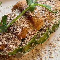 Круассан с авокадо и крем-чизом в Veg Harmony Cafe
