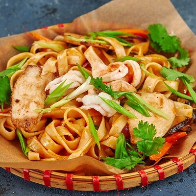 Удон с креветками и курицей в соусе Том Ям в Pho Bo и Том Ям по цене 439 ₽