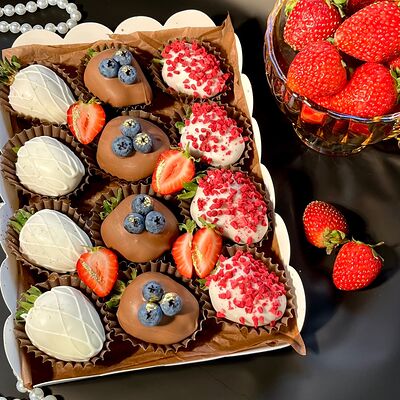 Клубника в шоколаде коробочка 12 ягод Жемчуг в Bloom House по цене 2400 ₽