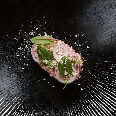 Тартар из мраморной телятины с бочковыми груздями в Urartu по цене 860 ₽